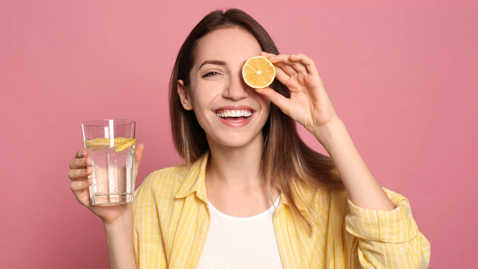 ۷ فایده نوشیدن آب برای سلامت پوست