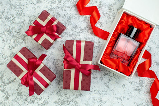 چه عطری برای هدیه دادن بهتر است؟ راهنمای انتخاب + ۱۰ پیشنهاد خاص