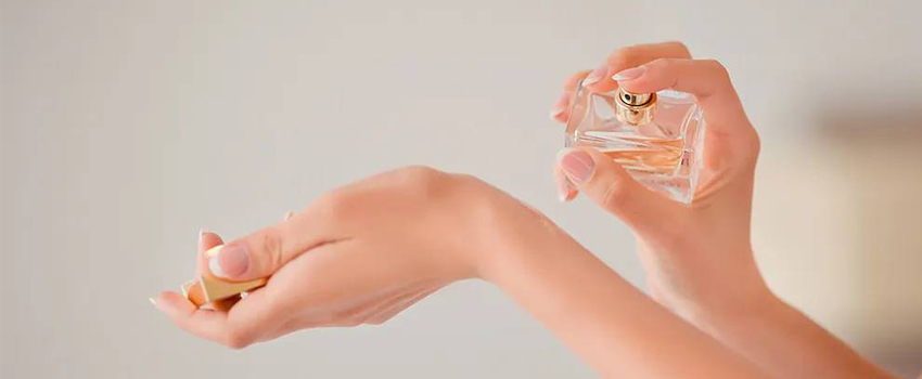 چگونه عطری انتخاب کنیم که روی پوست ما ماندگارتر باشد؟ + راهنمای کامل