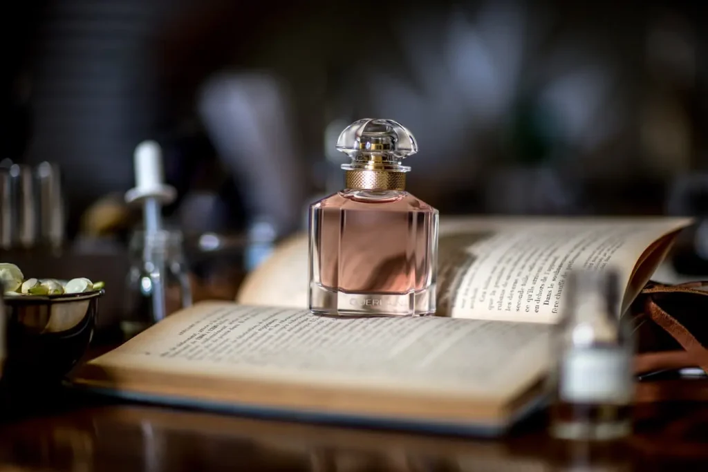 عطر مناسب محل کار چیست؟ راهنمای انتخاب بهترین عطر برای محیط اداری
