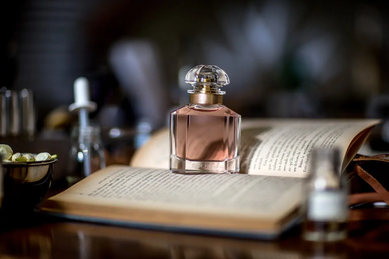 عطر مناسب محل کار چیست؟ راهنمای انتخاب بهترین عطر برای محیط اداری
